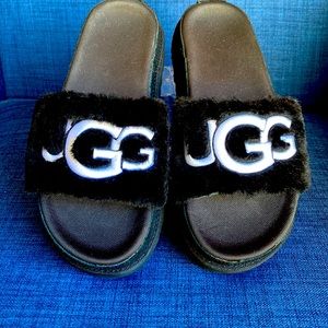 Ugg fluffy slides size 8 black
